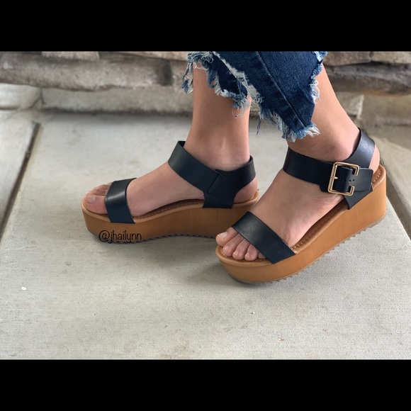 Black Platform strappy sandal - Picture 3 of 5